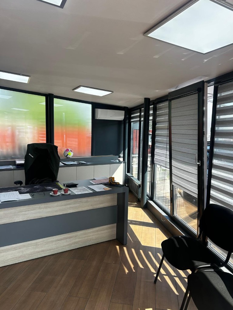 Montaj casetă aer condiționat în spațiu comercial modern — Alizeo Group