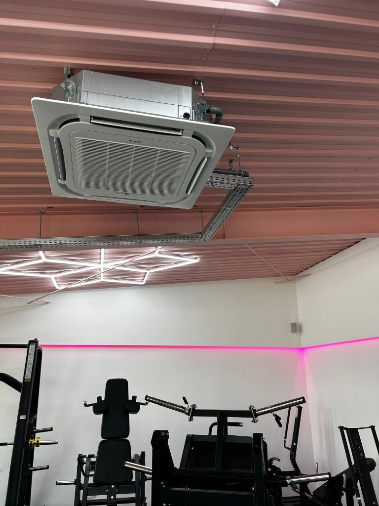 Montaj profesional casetă aer condiționat în spațiu comercial modern — Alizeo Group Arad